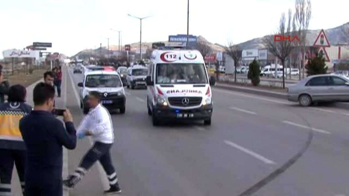 Afyonkarahisar\'da Yolcu Minibüsü Devrildi 9 Yaralı
