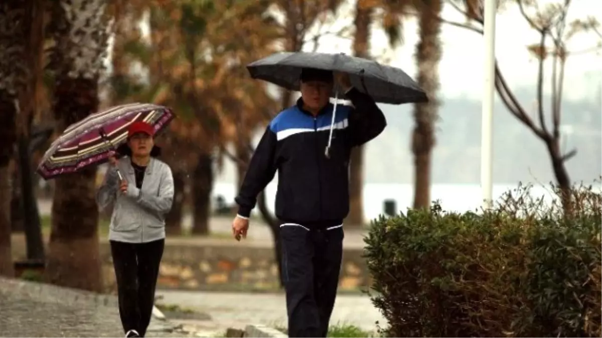 Antalya Güne Yağmurla Uyandı