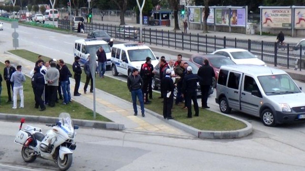 Bir Sürücü ile Tartışan Dolmuşçu Polislere Çarptı