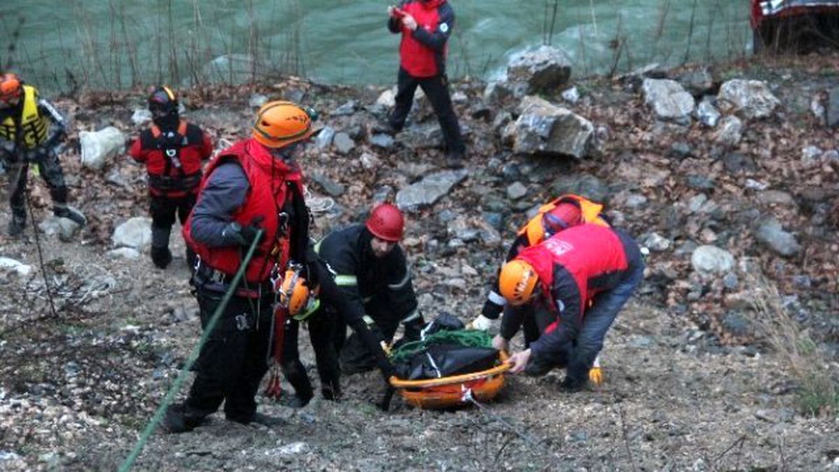 Bursa\'da Kontrolden Çıkan Otomobil Dereye Uçtu: 1 Ölü