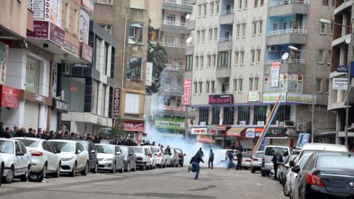 Diyarbakır\'da İzinsiz Yürüyüşe Polis Müdahalesi