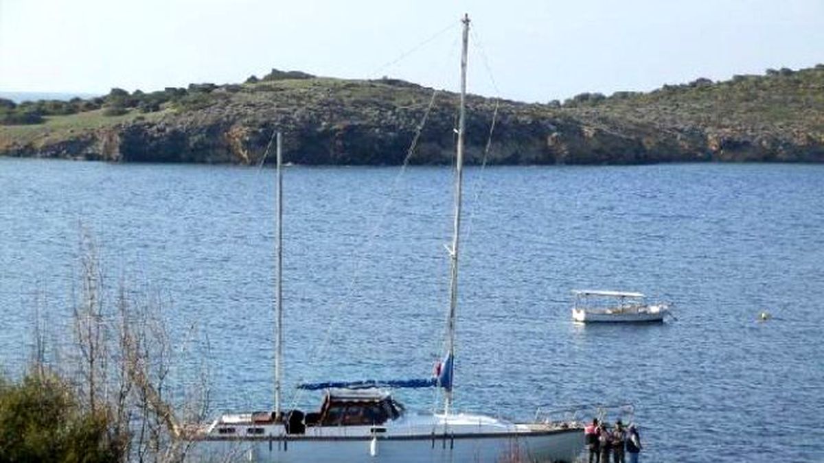 Foça Koylarındaki Şüpheli Teknelere El Konuldu