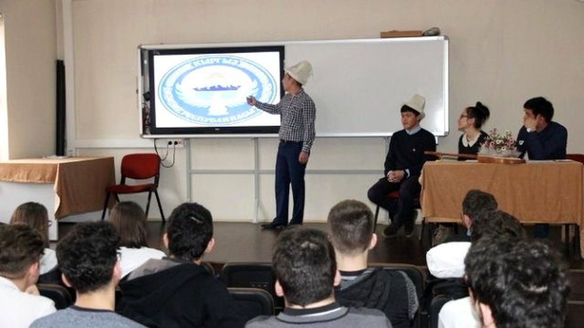 Kırgız Öğrenciler Kültürlerini Tanıttı