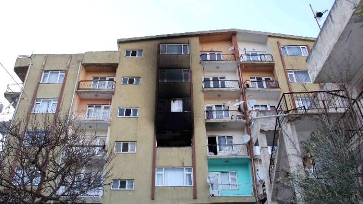 Kuşadası\'nda 6 Katlı Apartmanda Yangın