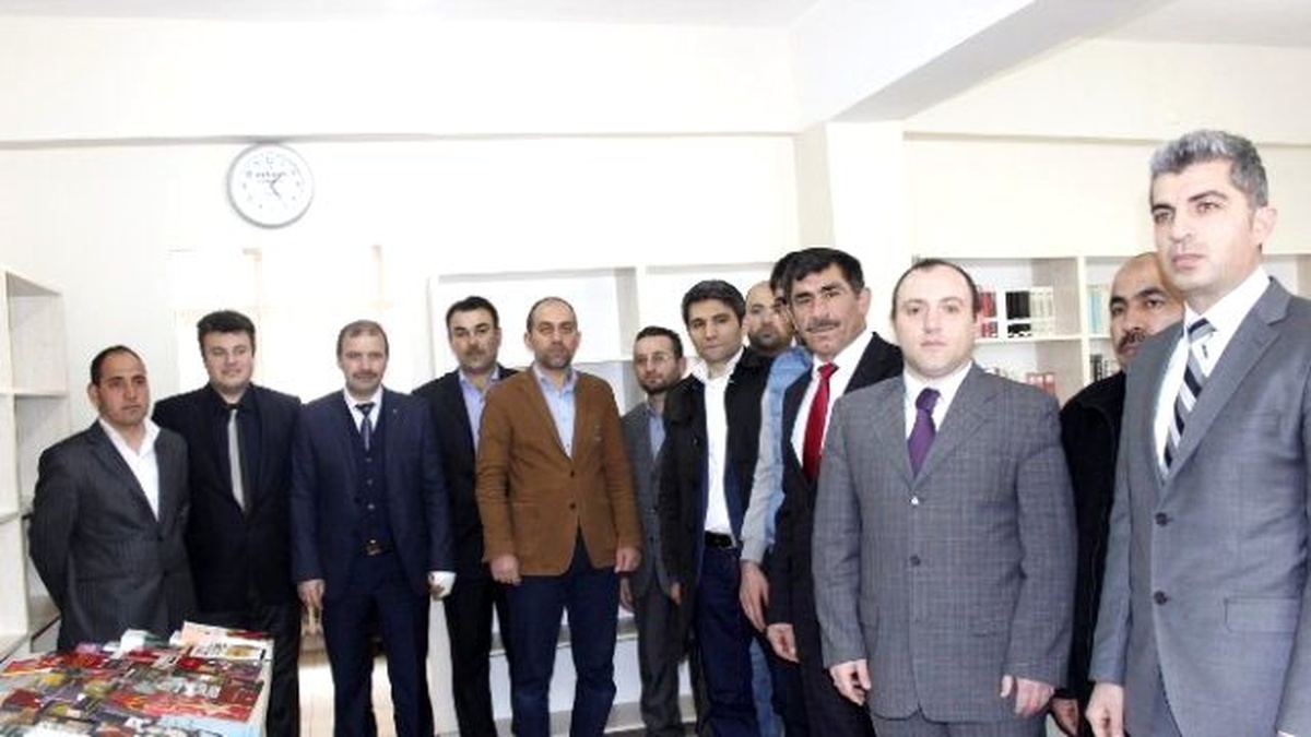 Mezun Oldukları Okula Kitap Bağışında Bulundular