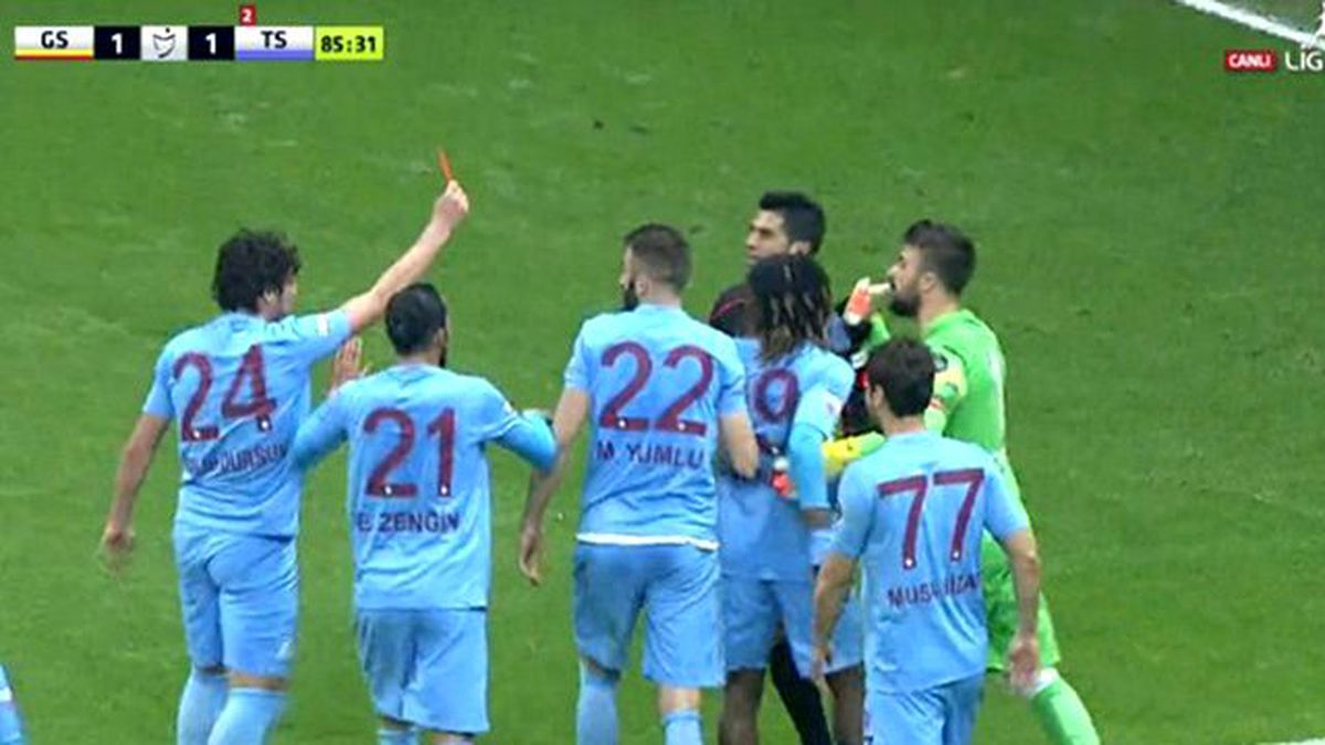Salih Dursun, Hakeme Kırmızı Kart Gösterdi