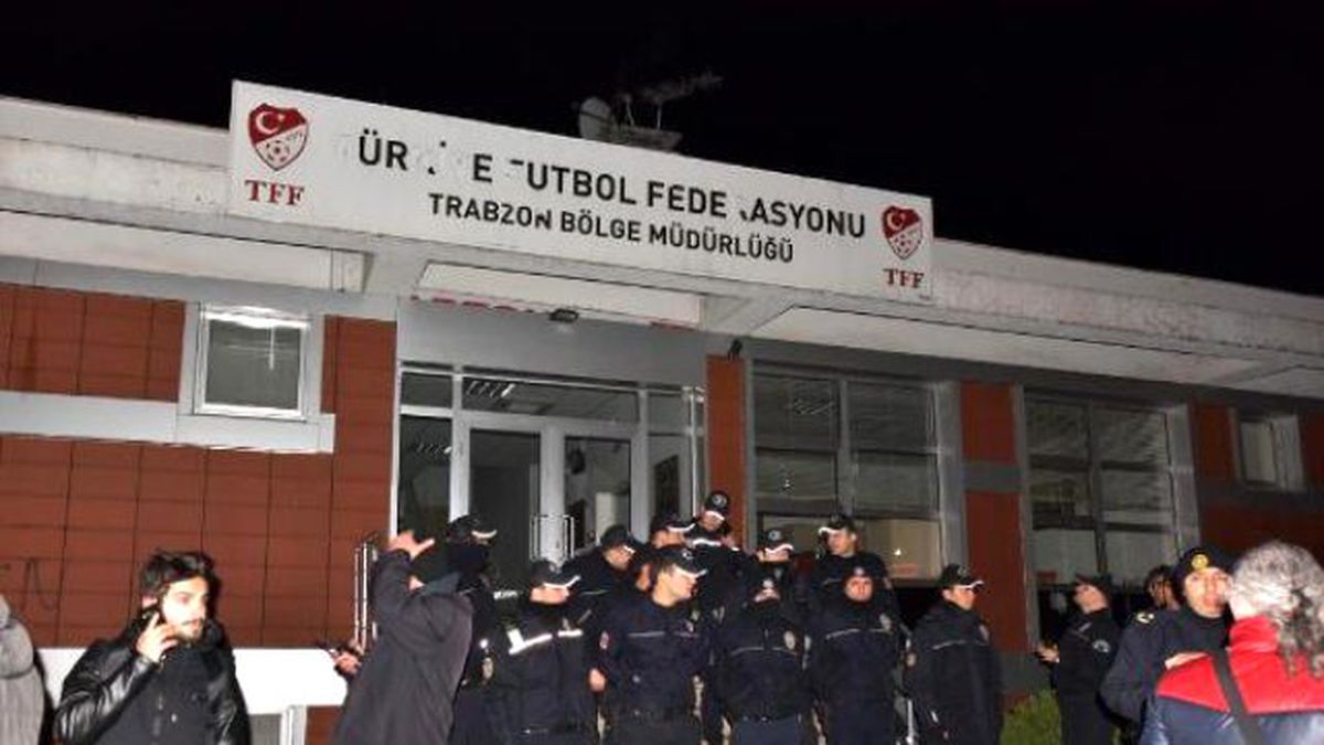 Trabzon\'da Taraftarlar Tff Binasına Saldırdı
