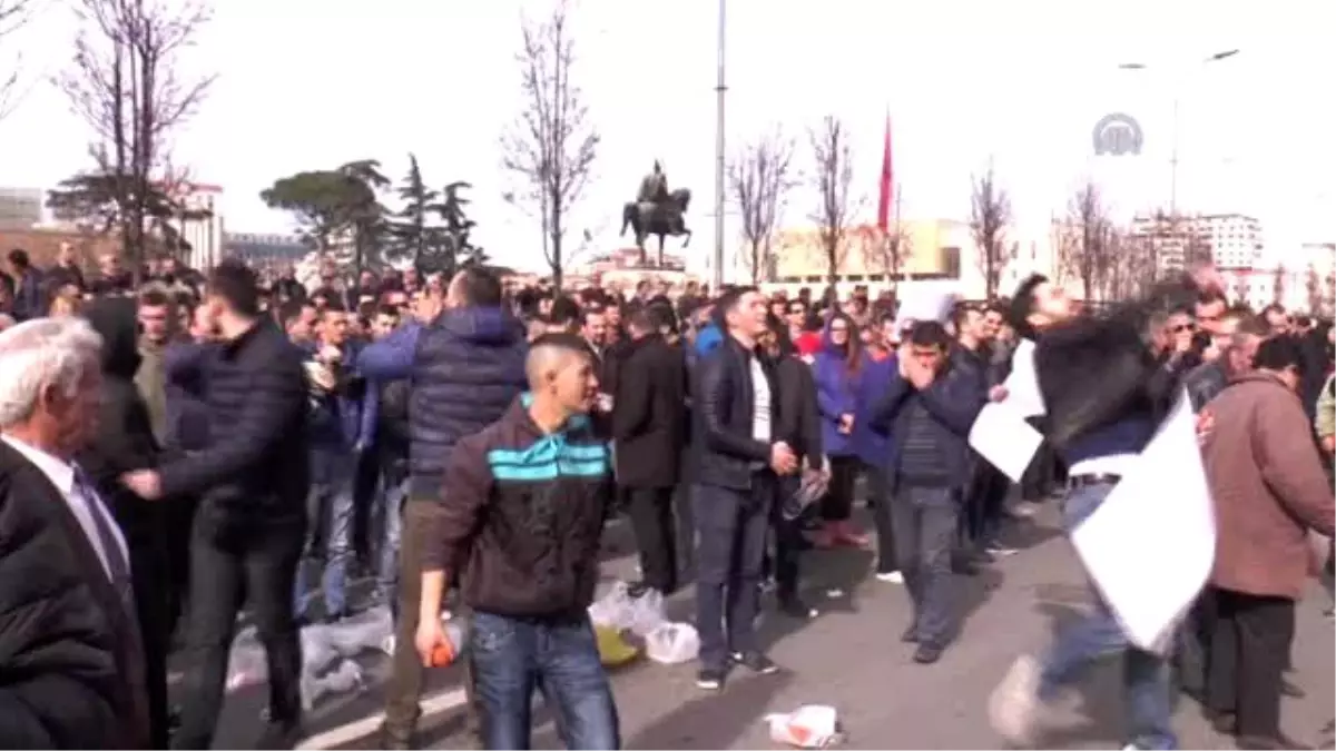 Arnavutluk\'ta Olaylı Protesto (2)