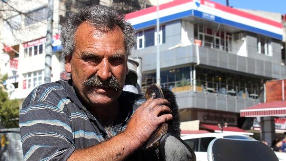 Ayakkabı Boyacısından İnsanlık Dersi! Yoksulluk Maaşını İade Etti