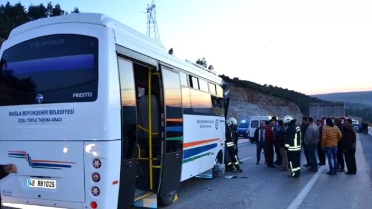 Belediye Midibüsü ile Kamyon Çarpıştı: 4 Yaralı