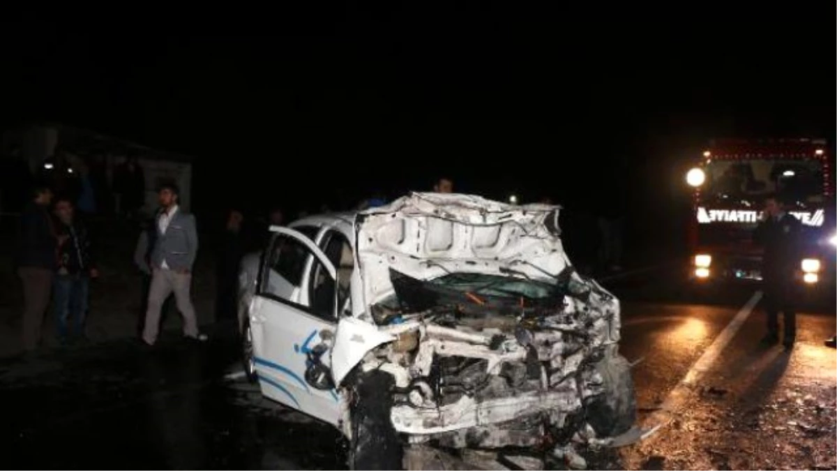 Beykoz\'da İki Otomobil Kafa Kafaya Çarpıştı: 3 Ölü