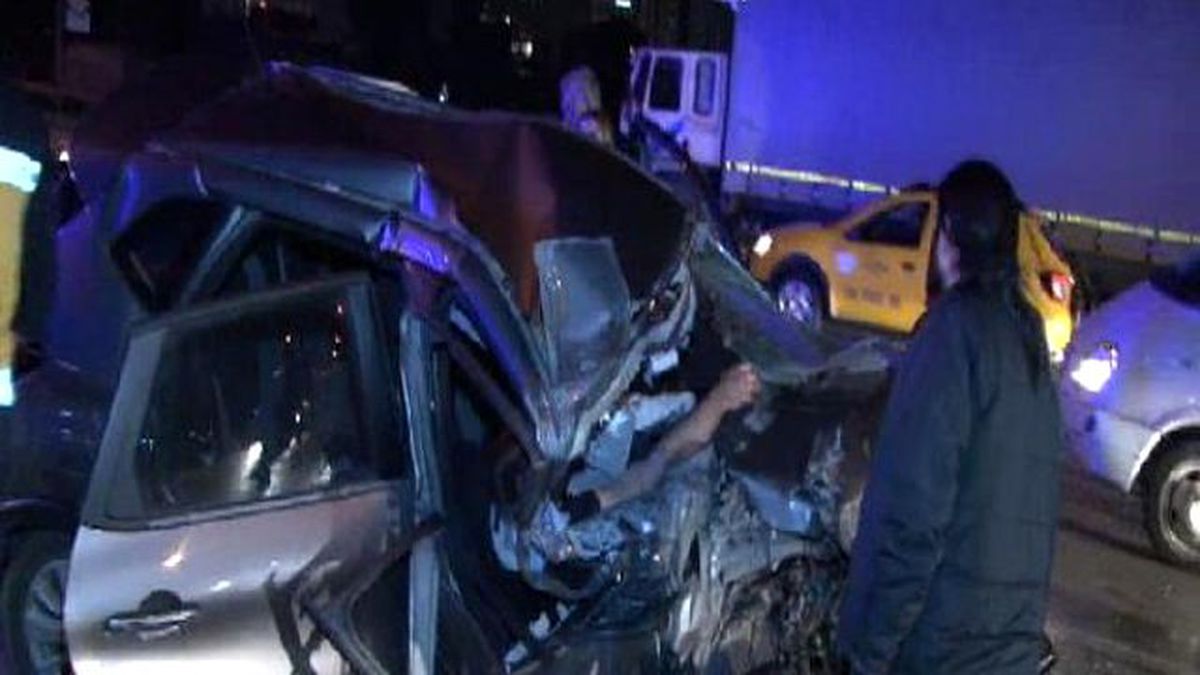 Hurdaya Dönen Otomobilin Sürücüsü Kazayı Sıyrıklarla Atlattı