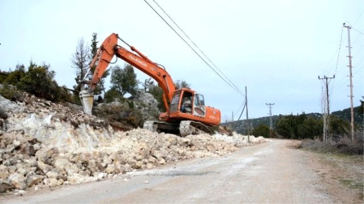 Büyükşehir Belediyesi\'nin Erdemli\'deki Çalışmaları Sürüyor