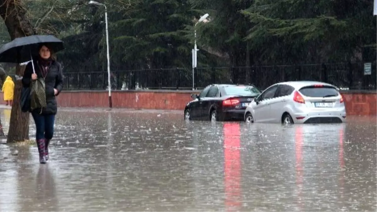 Elazığ\'da Sağanak Yağış Etkili Oldu