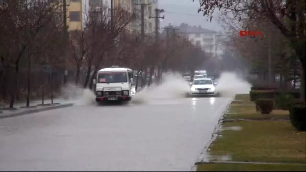 Elazığ\'da Sağanak Yağmur, Hayatı Felç Etti