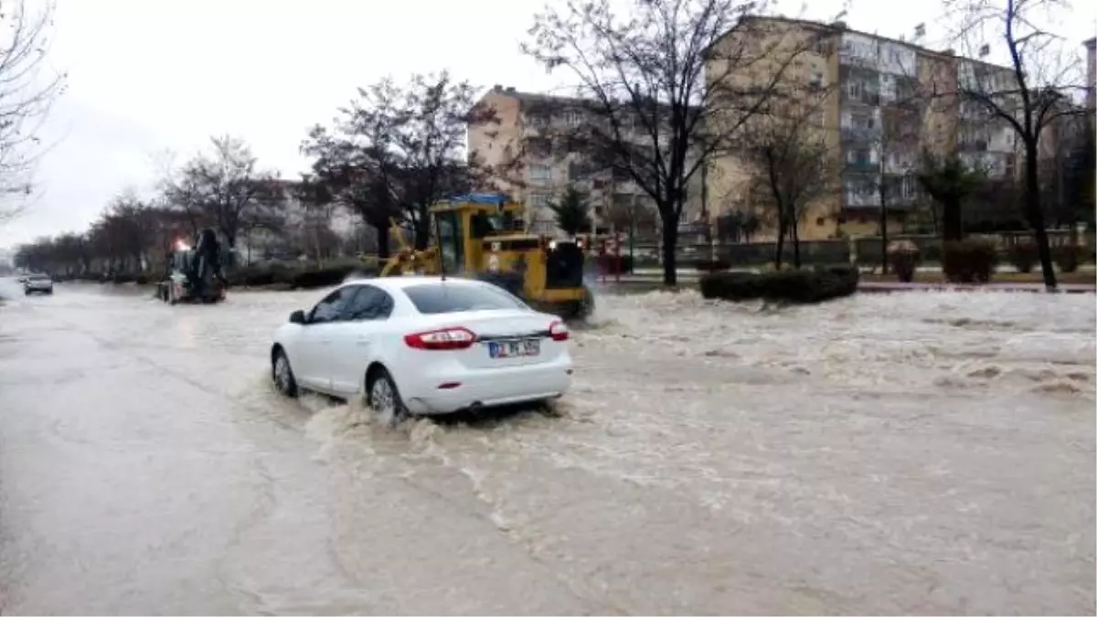 Elazığ\'da Sağanak Yağmur Hayatı Felçetti