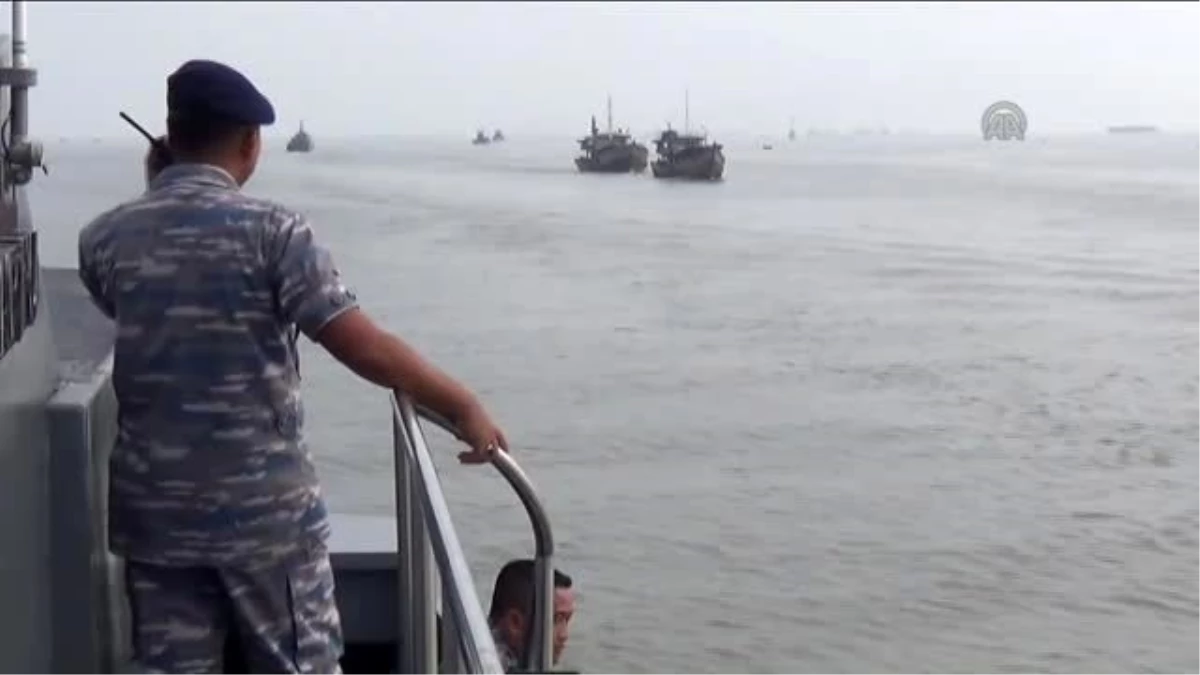 Endonezya\'da Kaçak Avlanan Balıkçı Gemileri Batırıldı