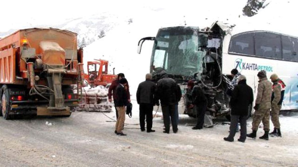 Erzincan'da Yolcu Otobüsü ile İş Makinesi Çarpıştı: 23 Yaralı