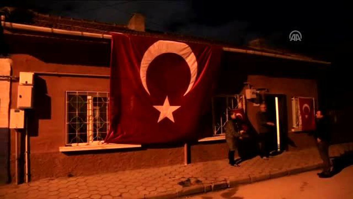 Saldırıda Hayatını Kaybeden Memurun, Baba Evine Asılan Bayrağa Saldırı