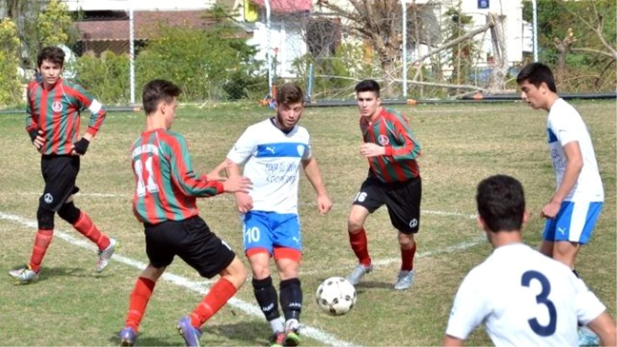 Foça Belediyespor\'un U19\'ları Rakibini 10-0 Yendi
