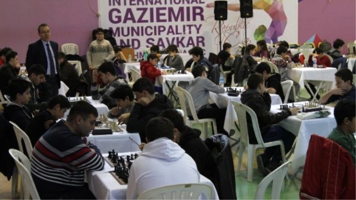 Gaziemir\'de Nefes Kesen Satranç Turnuvası
