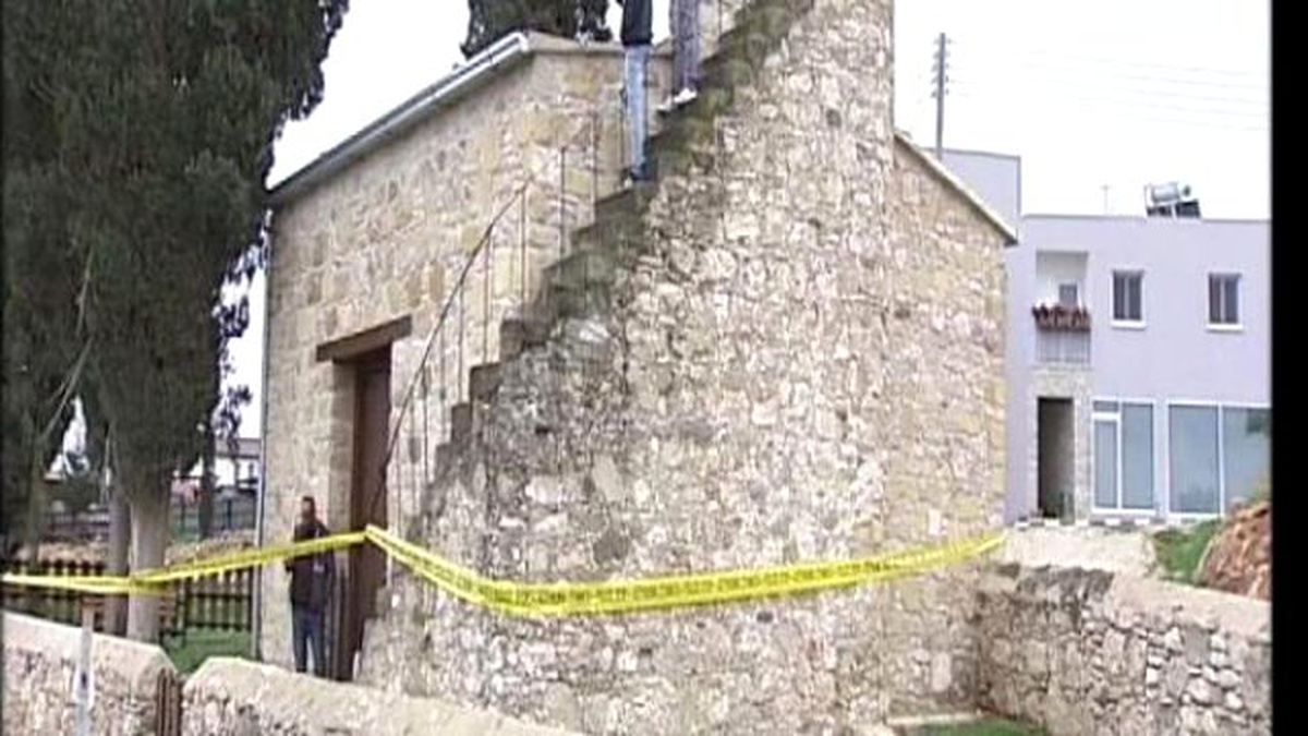 Güney Kıbrıs Rum Kesiminde Tarihi Cami Kundaklandı