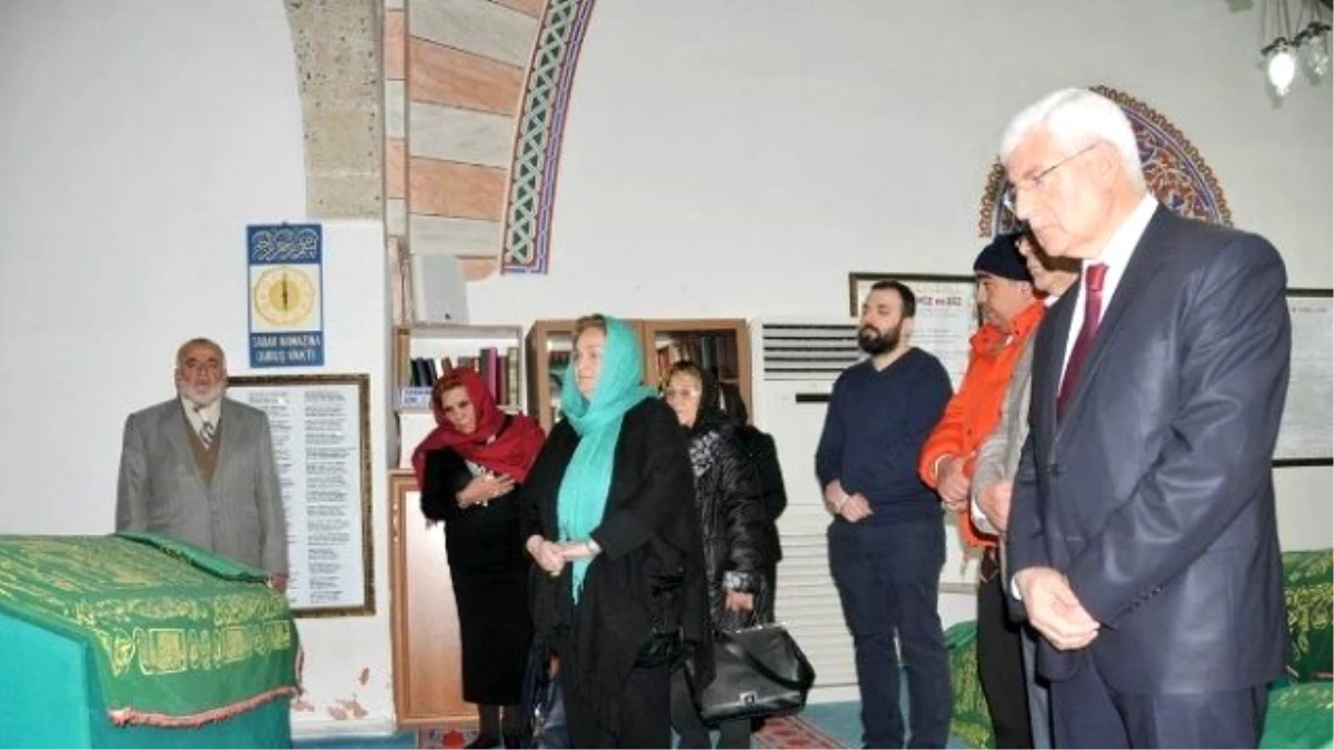 Hazreti Mevlana\'nın Annesinin Sanduka Örtüsü Değiştirildi