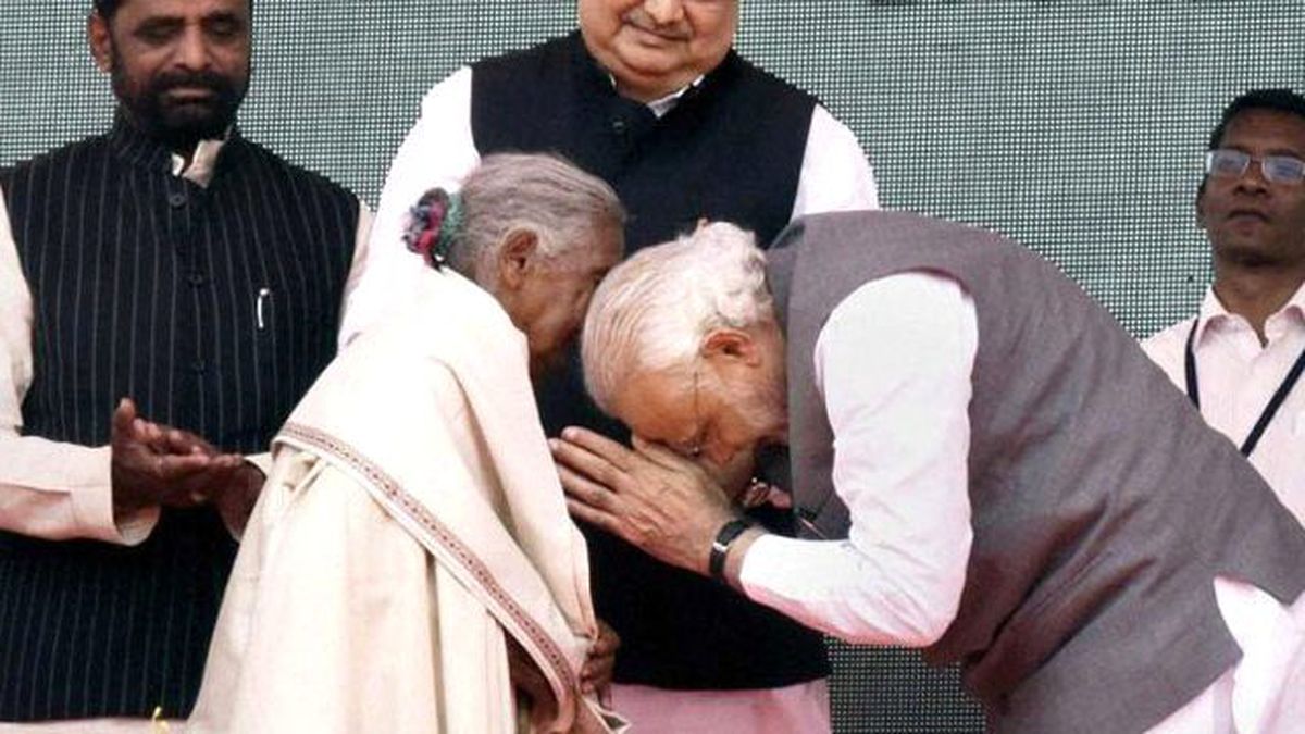 Başbakan, Evinde Tuvalet İnşa Ettiren Yaşlı Kadının Ayaklarına Kapandı