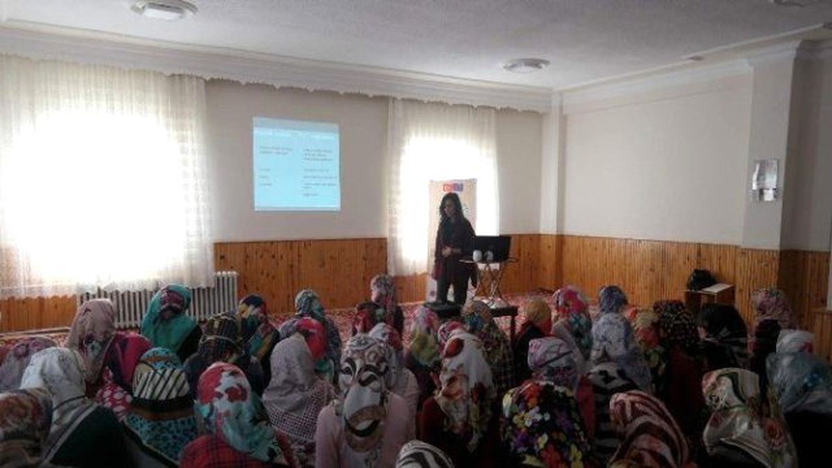Kadın Danışma Merkezi Eğitim Seminerlerini Sürdürüyor