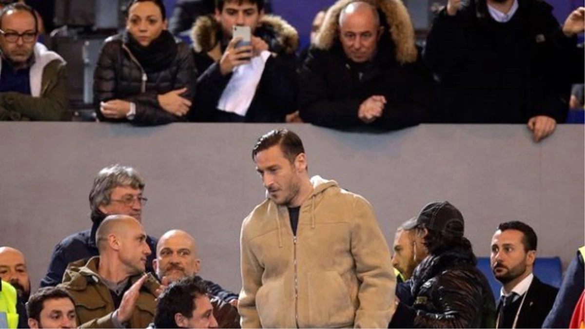 Kadro Dışı kalan Totti, Stada Geldi Taraftar Bağrına Bastı