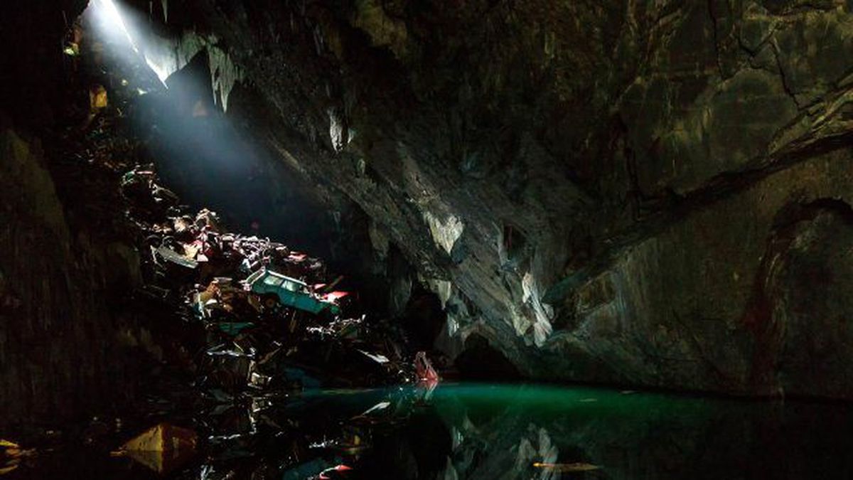 Mağarada Yüze Yakın Eski Araba Bulundu