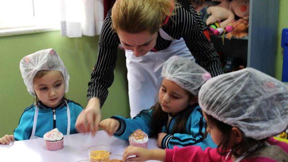 Minik Eller Kurabiye Yapıyor