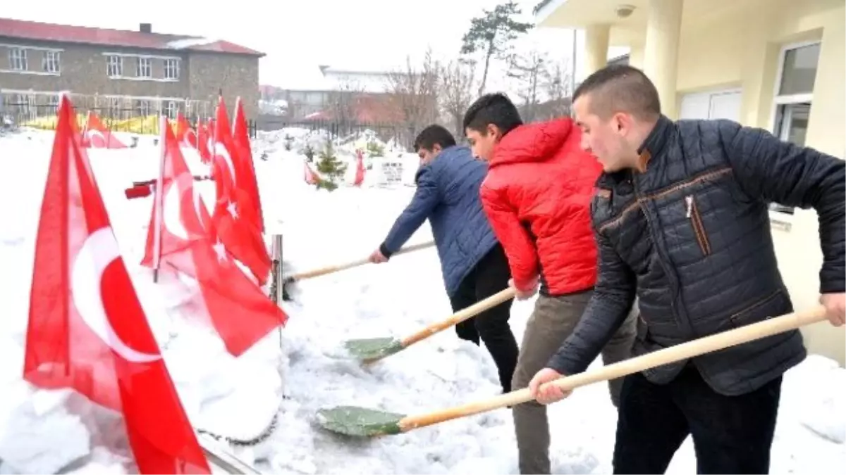 Muşlu Gençler Ay Yıldızlı Bayrak Açarak Şehitlerine Sahip Çıktı