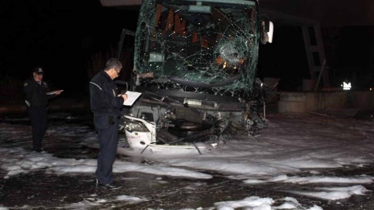 Otobüsler Aynı Gişeye Aynı Anda Girmeye Kalkınca Kaza Kaçınılmaz Oldu