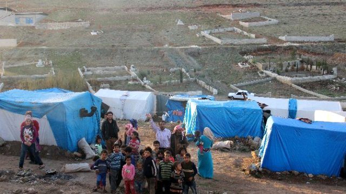 Rusya\'nın Hava Saldırısı Onları Mezarlığın Yanı Başında Bir Hayata Mahkum Etti