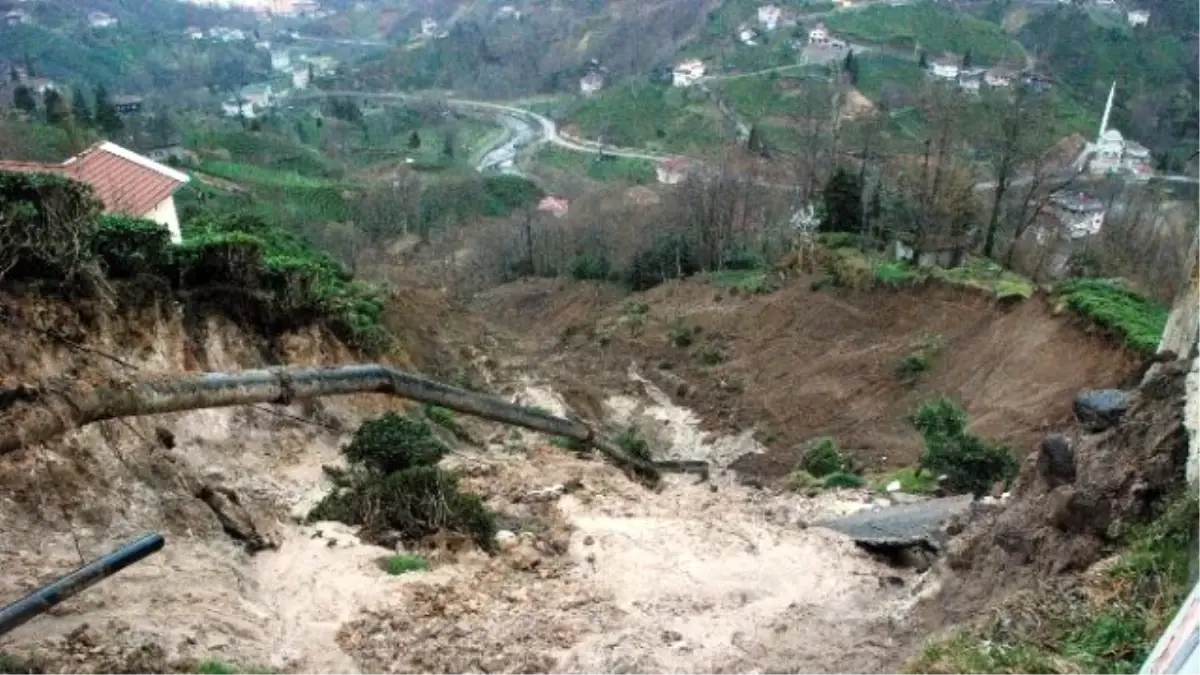 Rize\'de Meydana Gelen Heyelanda Cami ve Evler Tehlike Altında