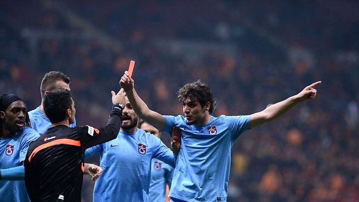 Salih Dursun'un Kırmızı Kartı Çin'den Görüldü