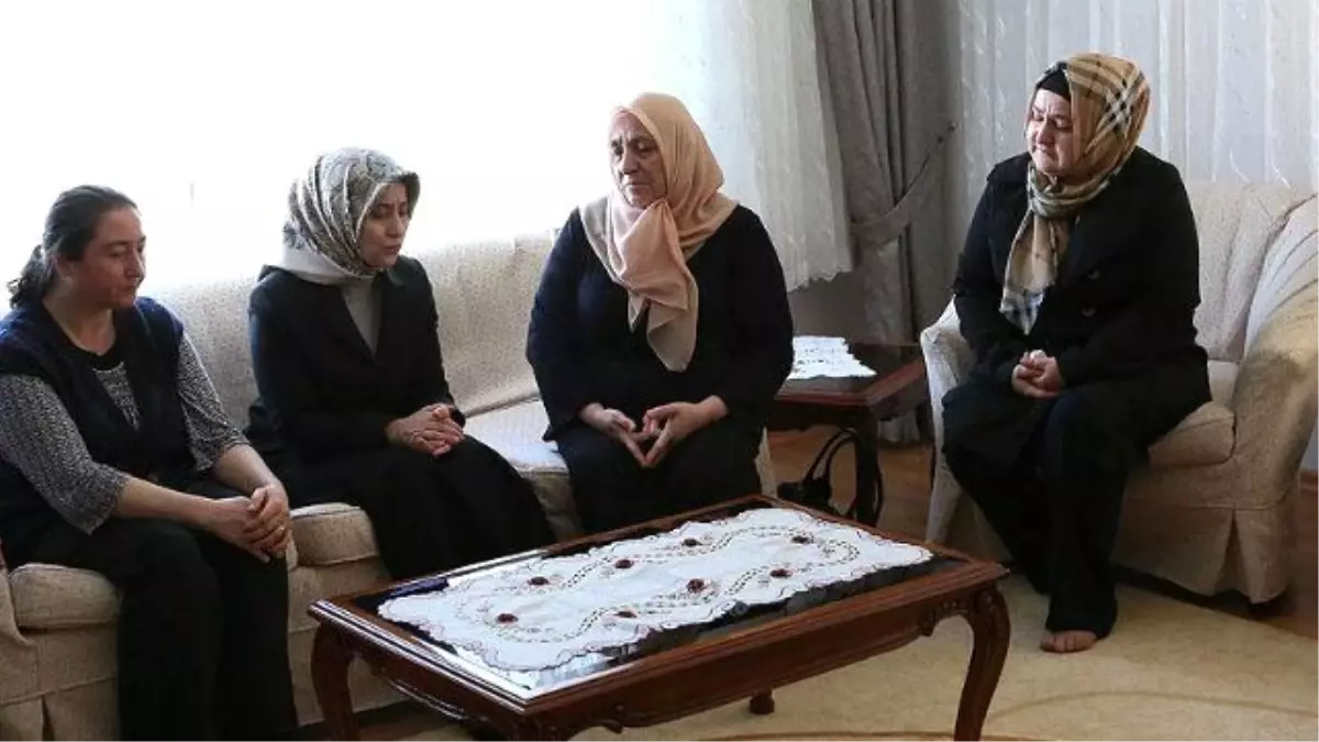 Sare Davutoğlu Şehit Ailelerine Taziye Ziyaretinde Bulundu