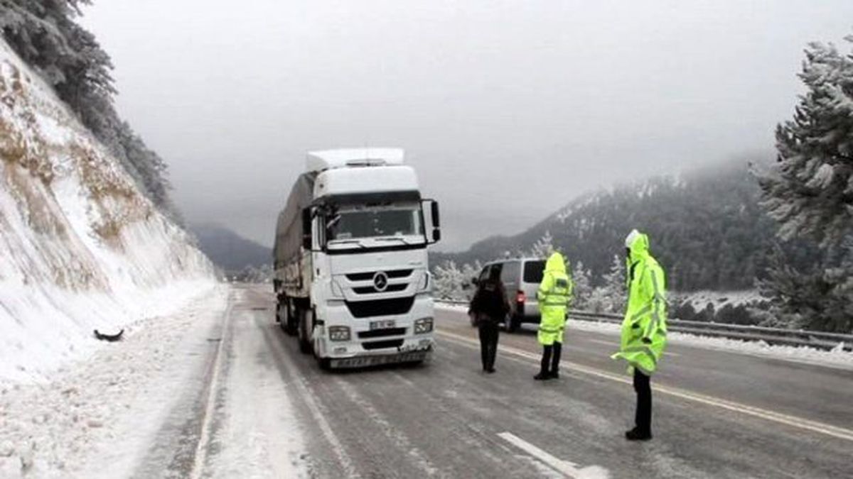 Sertavul Geçidinde Ulaşım Güçlükle Sağlanıyor