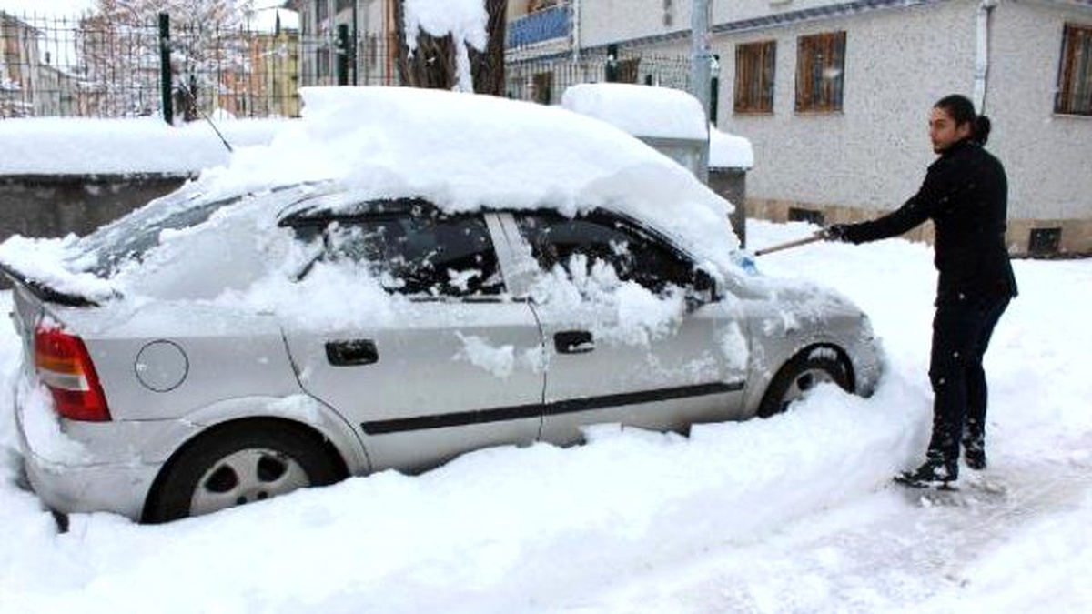 Sivas\'ta 618 Köy Yolu Kardan Kapandı