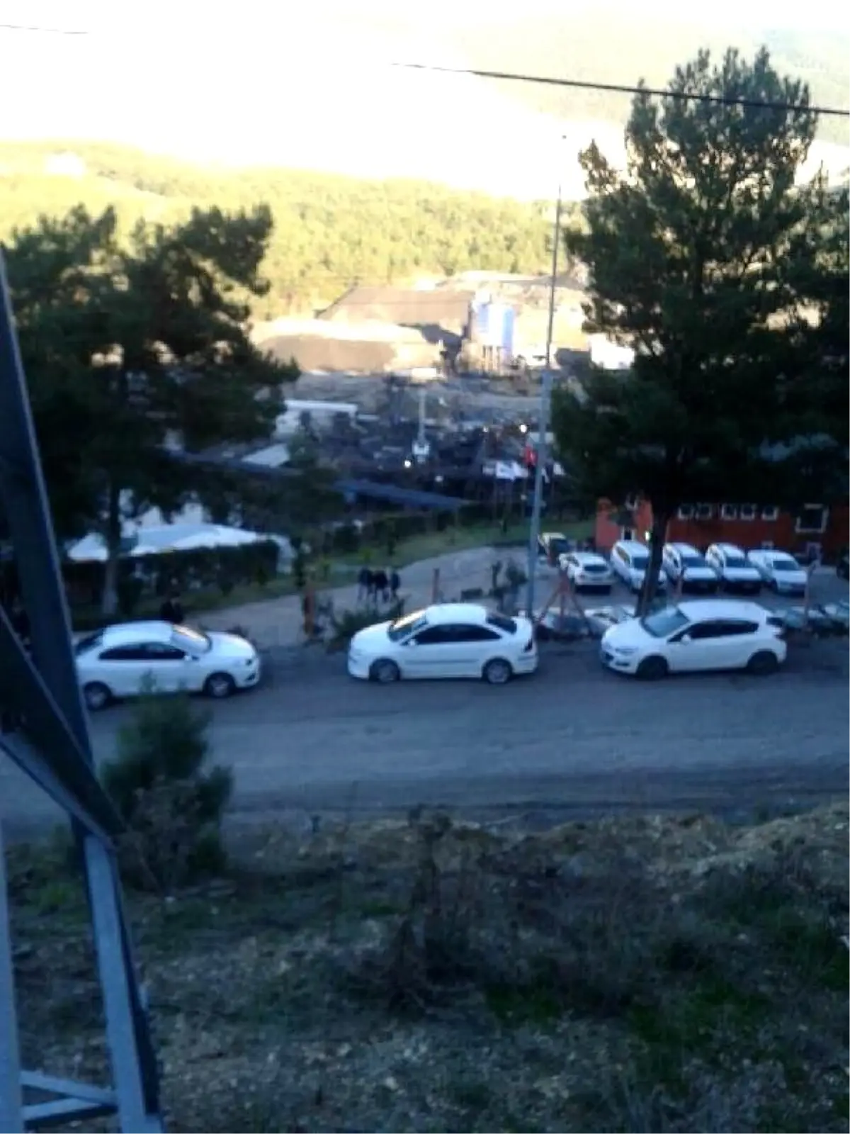 Soma\'da İşten Çıkartılan Madenciler Yüksek Gerilim Direğine Çıktı