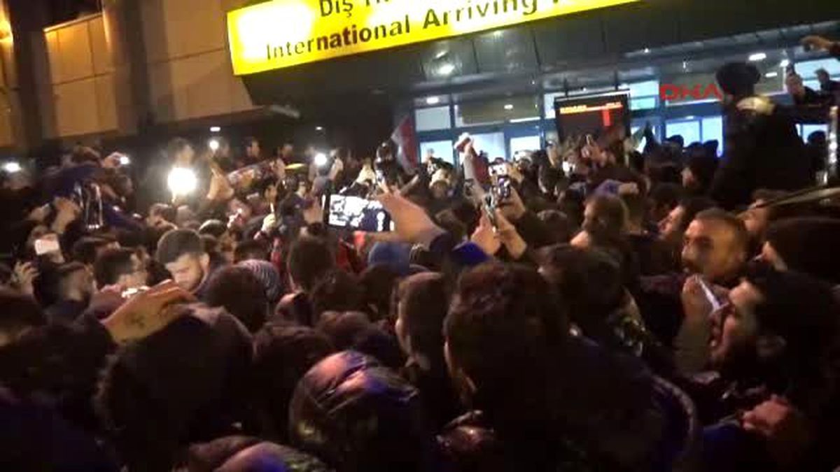 Trabzonspor Gece Coşkuyla Karşılandı, Onur Taraftara Seslendi
