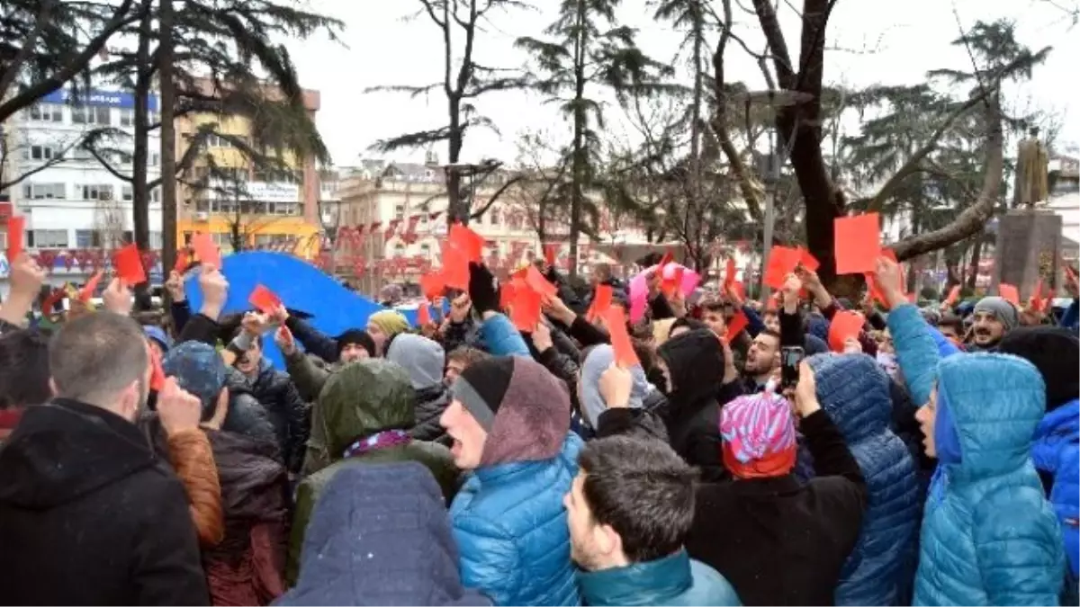 Trabzonspor Taraftarından Kırmızı Kartlı Protesto