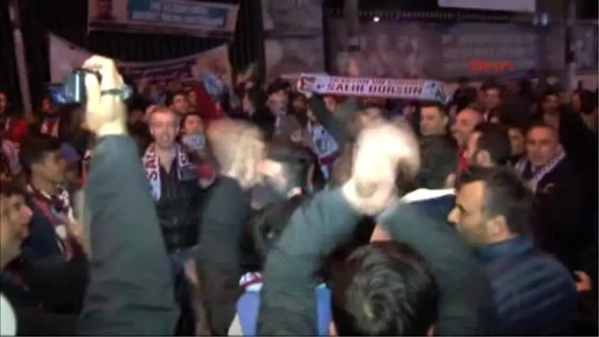 Trabzonspor Taraftarından Kırmızı Kartlı Protesto