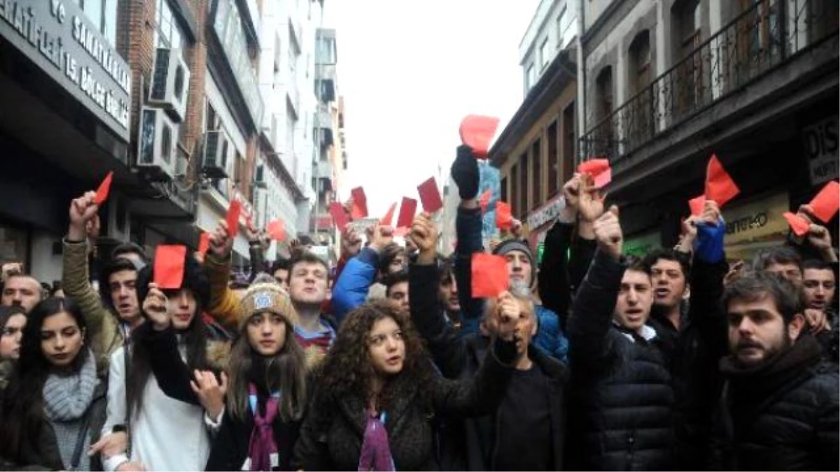 Trabzonspor Taraftarlarından Kırmızı Kartlı Yürüyüş