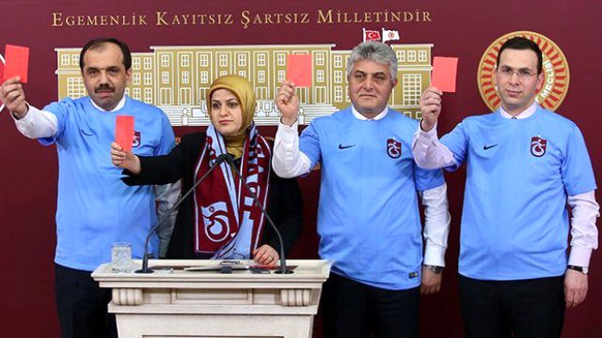 AK Parti'li Vekillerden Kırmızı Kart Protestosu!