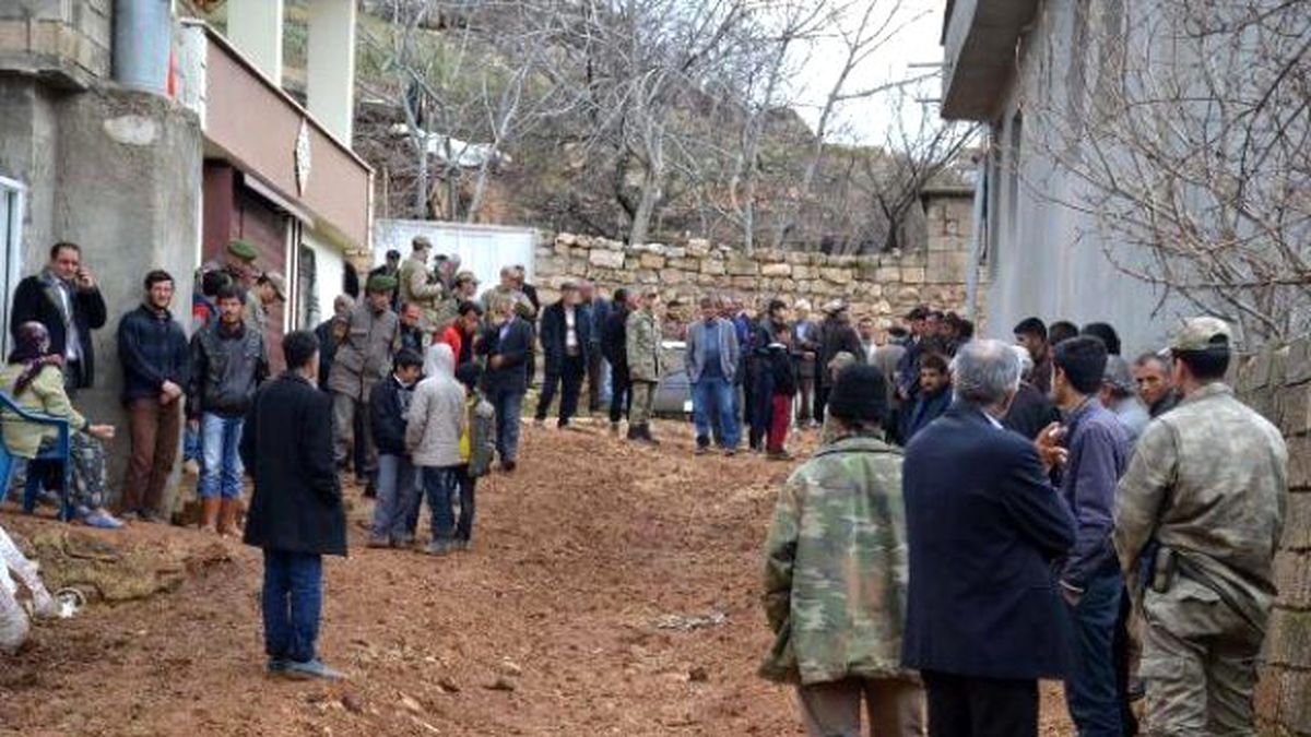 Besnili Şehit Uzman Çavuşun Baba Evine Ateş Düştü