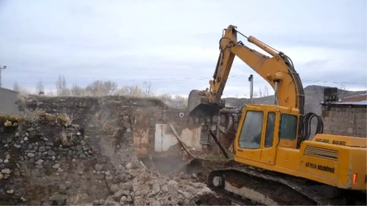 Bünyan Belediyesi 4 Mahallede 74 Metruk Yapıyı Yıktı