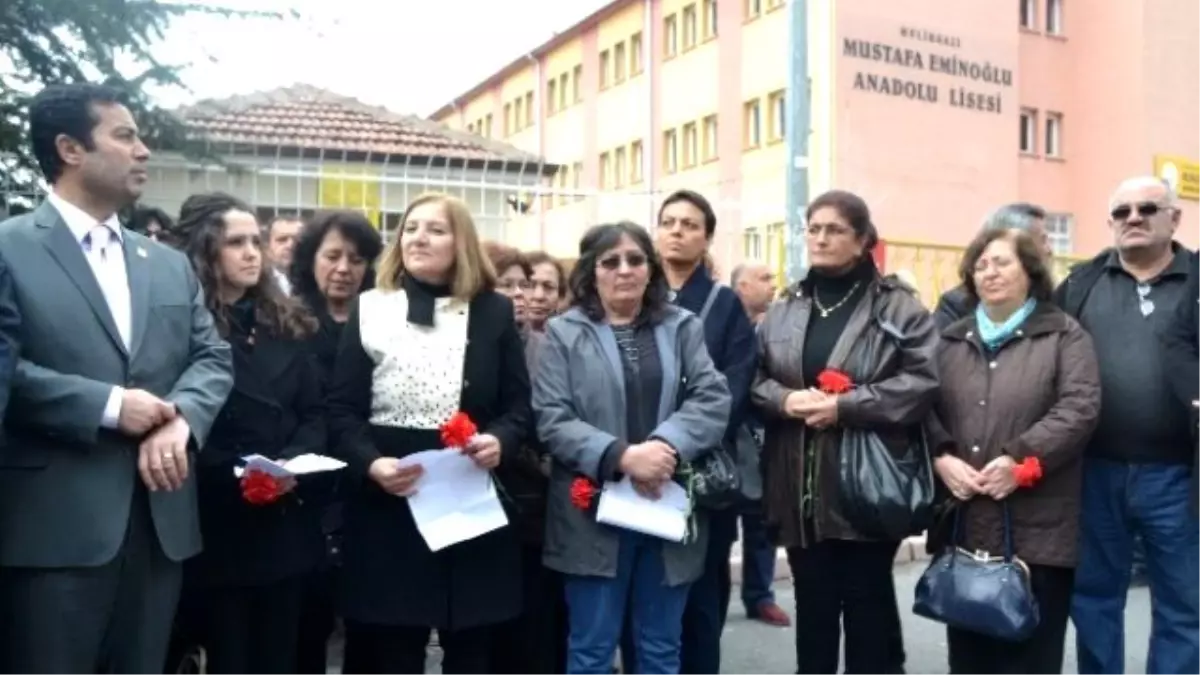 CHP İl Teşkilatı Cansel\'in Okuduğu Okulun Önüne Karanfil Bıraktı