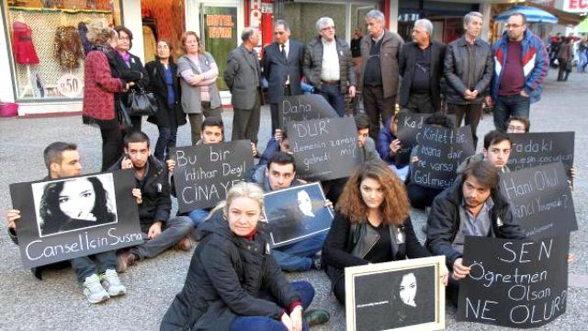 CHP\'li Gençlerden Cansel İçin Oturma Eylemi